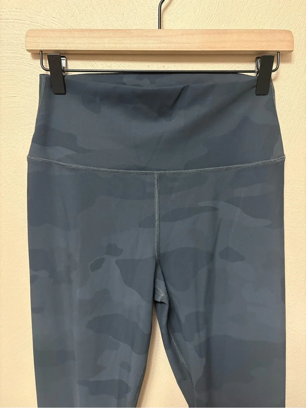 ALO High-Waist Camo Vapor Legging Black Camouflage Size Medium